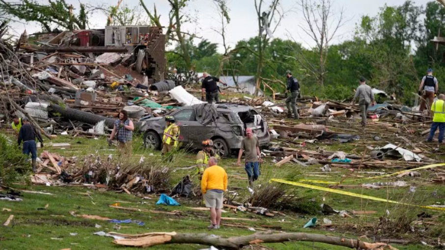 Tornado atinge Estados Unidos e deixa cidade de Iowa destruída