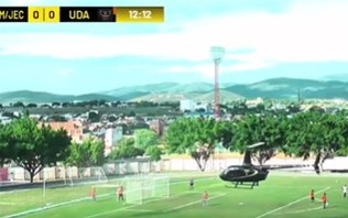 Helicóptero
pousa em campo de futebol e interrompe partida
