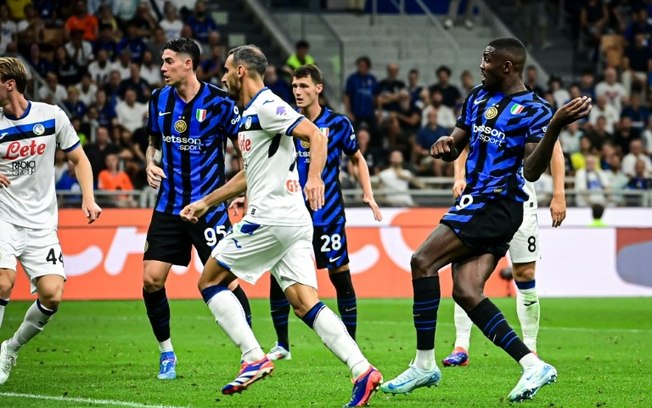 O atacante francês da Inter de Milão, Marcus Thuram, marca durante a partida da Serie A contra a Atalanta, no Estádio San Siro, em Milão, em 30 de agosto de 2024.