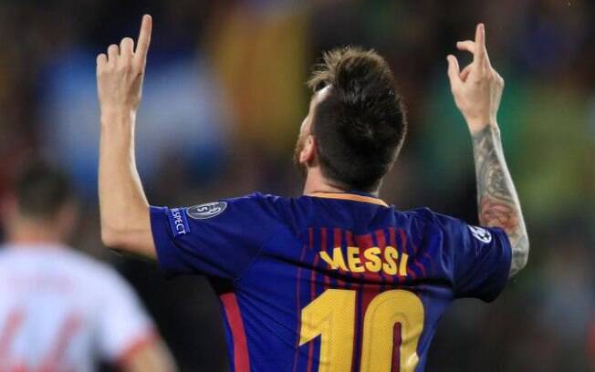Lionel Messi comemora seu 100º gol em competições europeias