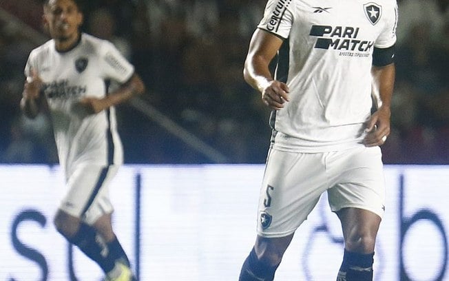 Escalação: Danilo Barbosa deve voltar ao time titular do Botafogo diante do Athletico