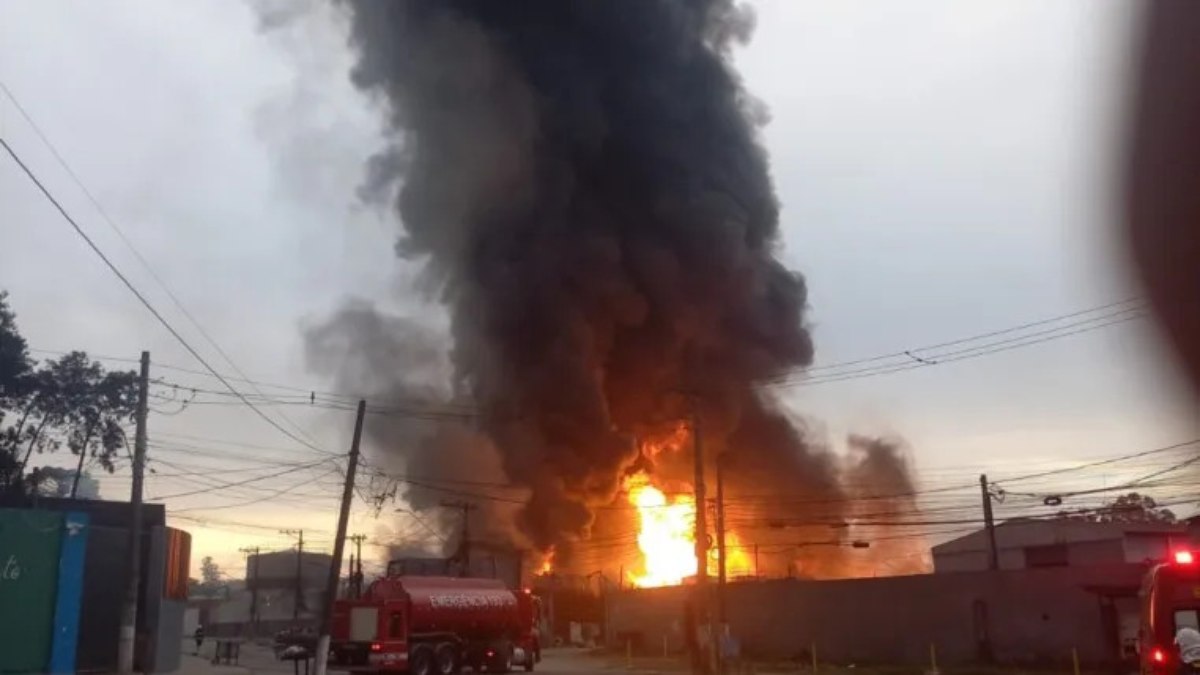 SP: Prefeitura interdita entorno de fábrica atingida por incêndio - QTU Questões do Universo