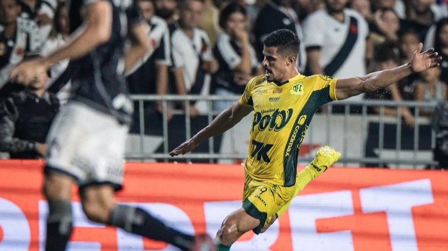 Lucas Ramon em ação contra o Vasco
