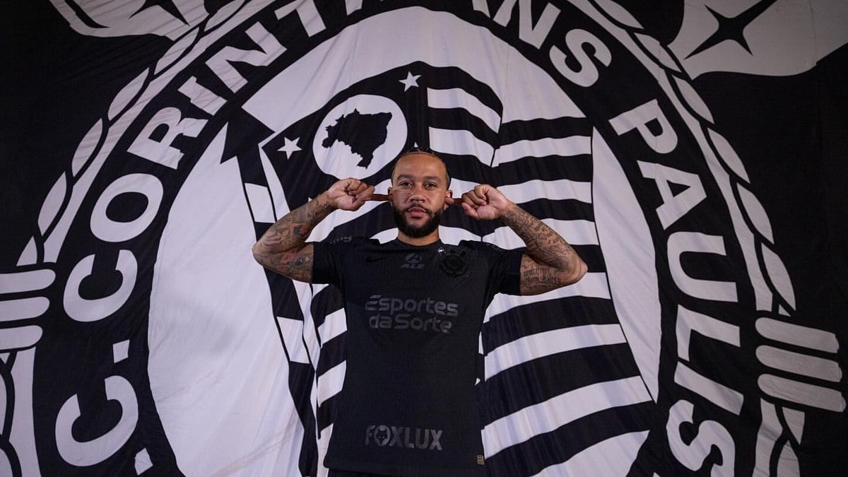 Memphis Depay foi apresentado pelo Corinthians