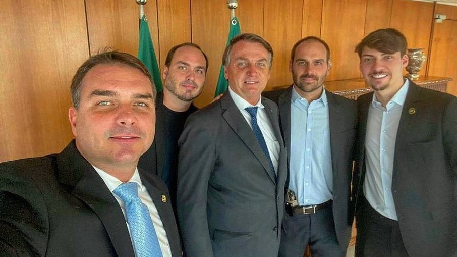 Jair Bolsonaro ao lado dos filhos