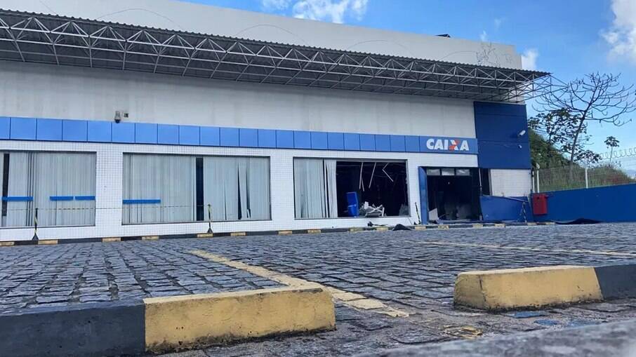  Assaltantes fazem reféns e explodem banco durante assalto em Salvador-BA