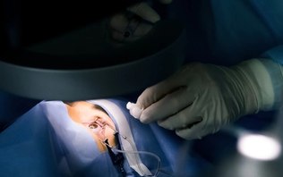Queratopigmentação: entenda mais sobre a cirurgia que muda a cor dos olhos