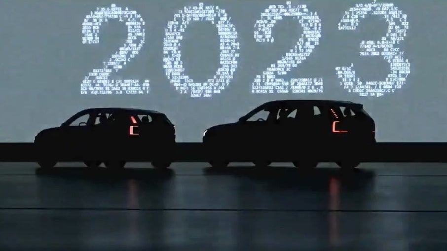 Um dos teasers mostra o EX30 ao lado do do maior SUV da marca, o EX90