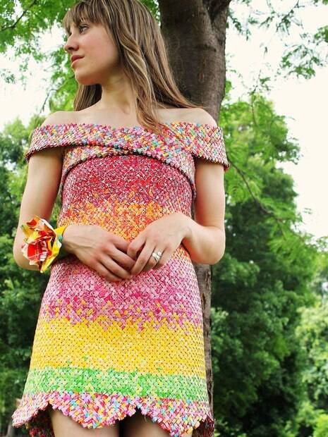 Mulher guarda papel de bala por 4 anos para fazer um vestido!