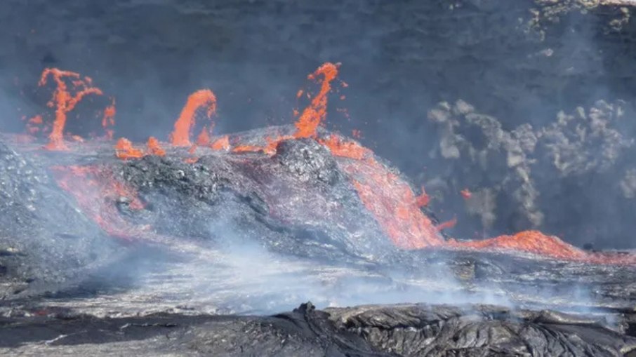 O movimento do manto terrestre empurra o magma para cima