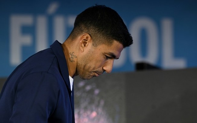 O atacante uruguaio Luis Suárez sai ao final de entrevista coletiva no Estádio Centenário, em Montevidéu, no dia 2 de setembro de 2024