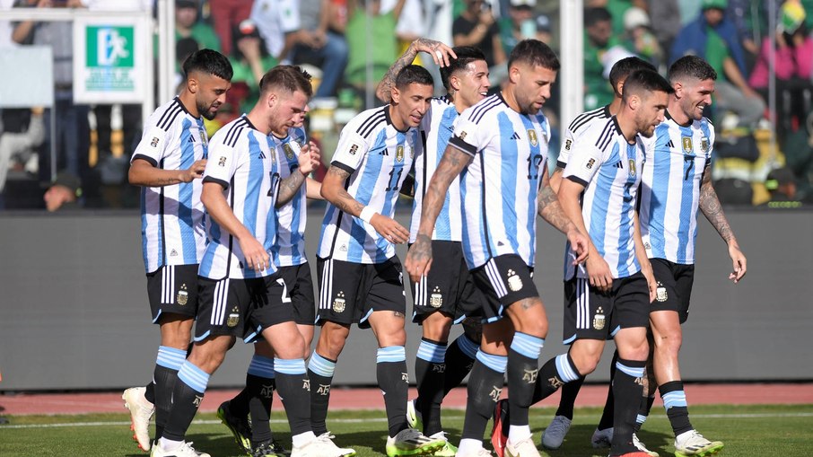 Bolívia leva três da Argentina jogando em casa