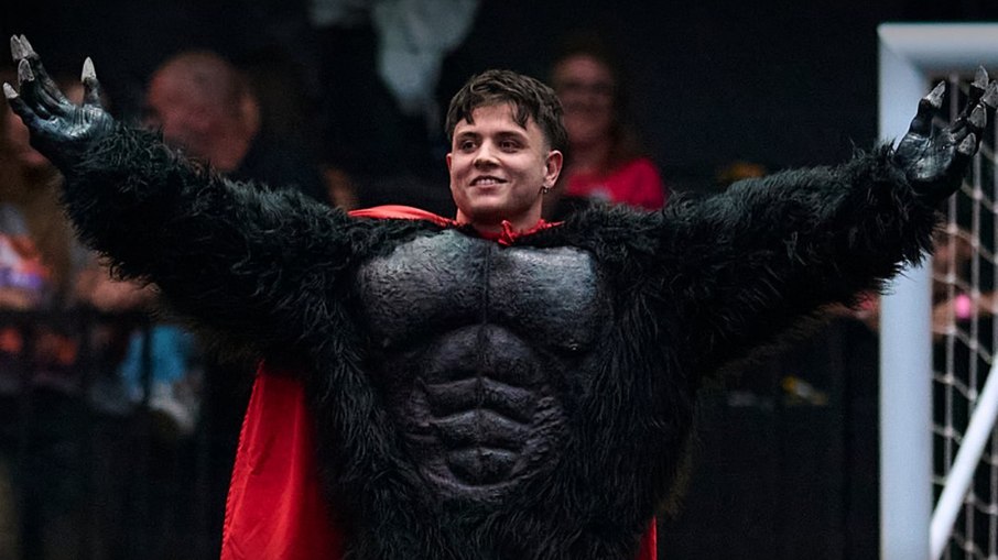 Cobrança de pênalti do Dendele foi cobrada por atleta vestido de touro