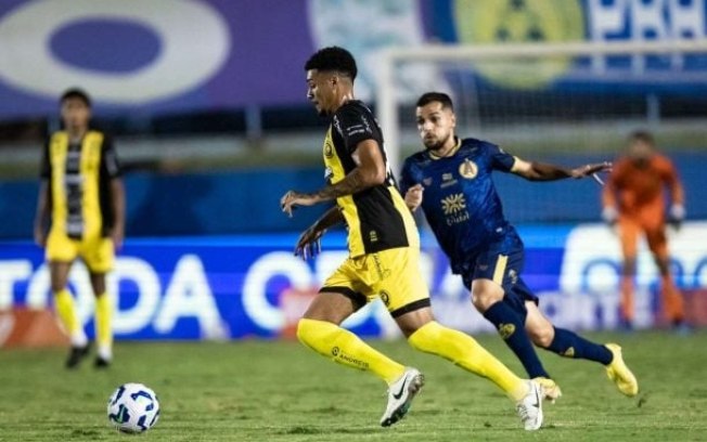 Aparecidense, de azul, segura o Cascavel e, com gol  no fim, avança na Copado Brasil