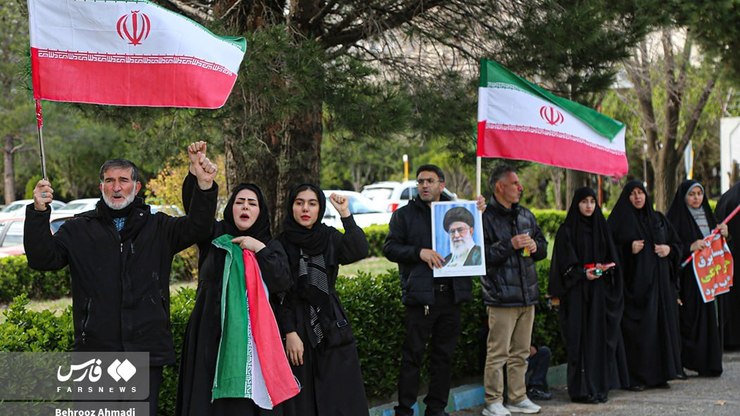 Vídeo: iranianos fazem cordões humanos em locais estratégicos