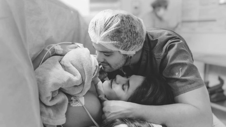 Luan Santana celebra primeiro mês da filha com Jade Magalhães