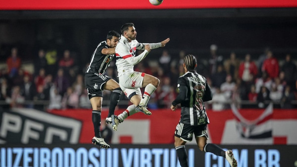 Calleri, do São Paulo, disputa jogada em partida diante do Atlético-MG