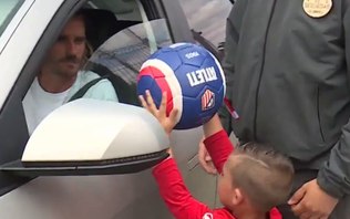 Griezmann realiza sonho de pequeno torcedor do Atlético de Madrid