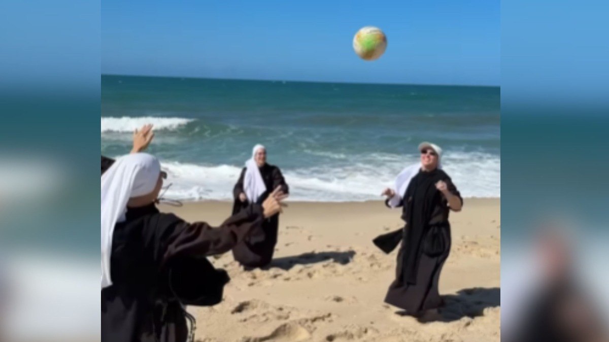V%C3%ADdeo%20de%20religiosas%20jogando%20v%C3%B4lei%20em%20praia%20do%20Cear%C3%A1%20viraliza