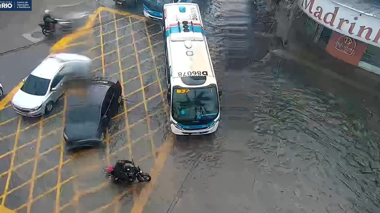 RJ: chuva deixa cidade em Estágio 2 e causa pontos de alagamento