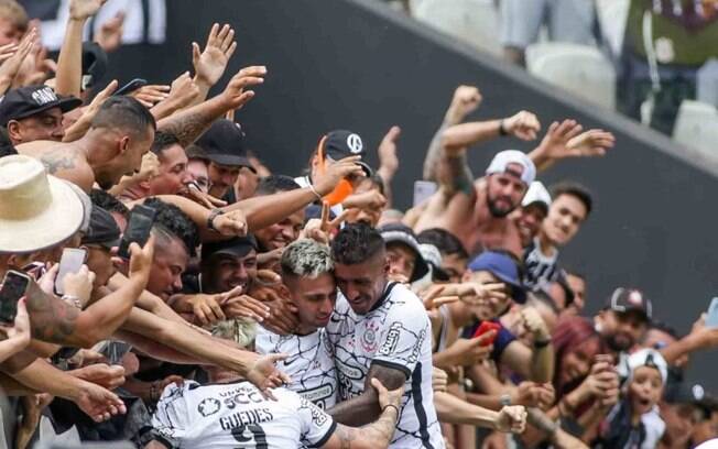 Contra o Bragantino, Corinthians tem em jogo liderança do Brasileiro e moral para outras competições