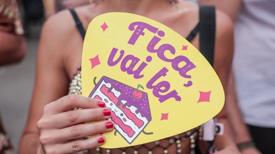 Leque em apoio a Guilherme Boulos distribuído em bloco em SP durante o Carnaval