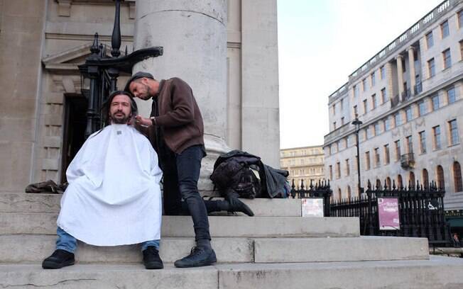 Barbeiro inglês transforma o visual de moradores de rua e vira hit no Instagram 