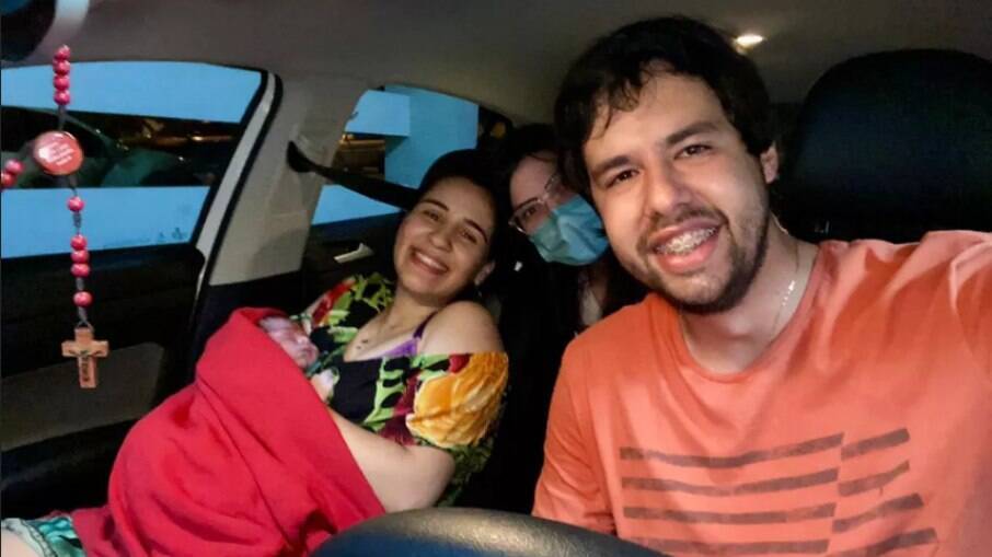  Mykaell Thiago Vitorino e Kállita Bandeira deram a luz no carro do casal