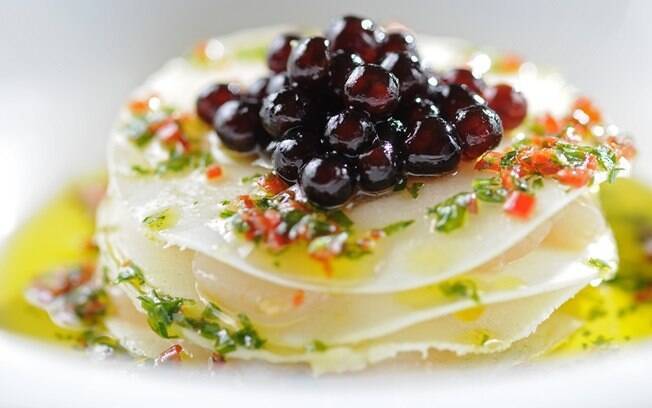 Foto da receita Mil-folhas de palmito pupunha, ceviche de vieira e mousse de haddock pronta.