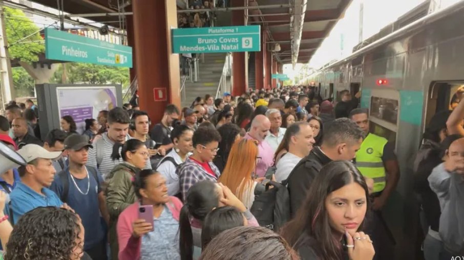 Estação Pinheiros lotada após falha na Linha-9 Esmeralda