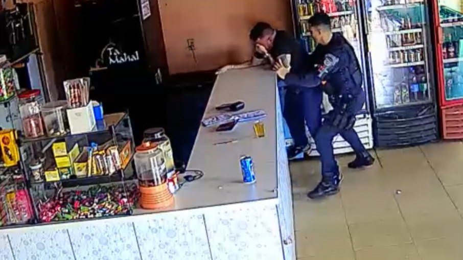 Câmera de segurança registra agressão de policial a comerciante 
