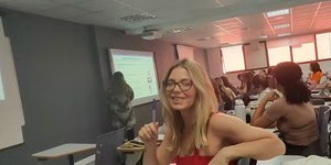 Sheila Mello revela foco na faculdade: 'Relacionamento sério'