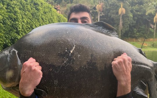 Goleiro do São Paulo pesca tambacu gigante de 47 kg