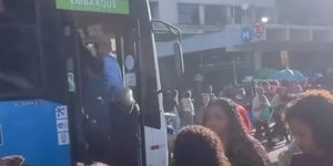 Idosa é criticada após pegar ônibus lotado: "Deixa ela morrer"
