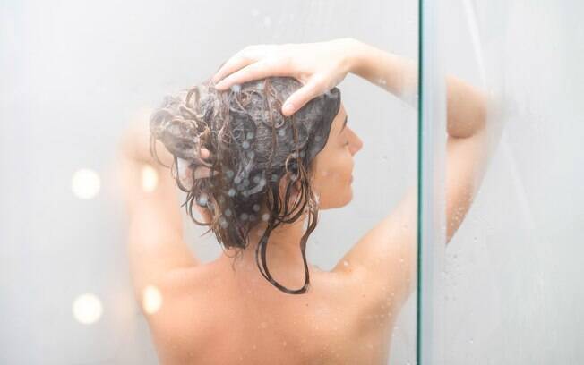 De acordo com a hair stylist e terapeuta capilar Marcela Lippi, é preciso trocar de xampu e condicionador periodicamente e despejar um monte de produto não significa necessariamente que os cabelos ficarão mais limpos, hidratados e bonitos