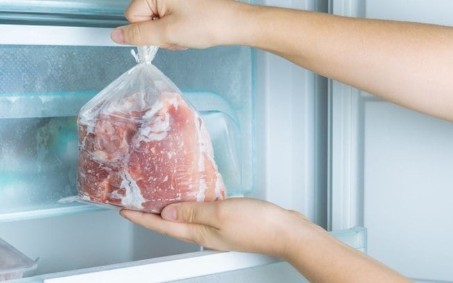 4 truques caseiros para descongelar carne em poucos minutos que vão mudar sua vida