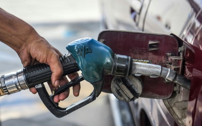 Funcionário de um posto de gasolina abastece um carro no Cairo, em 26 de julho de 2024