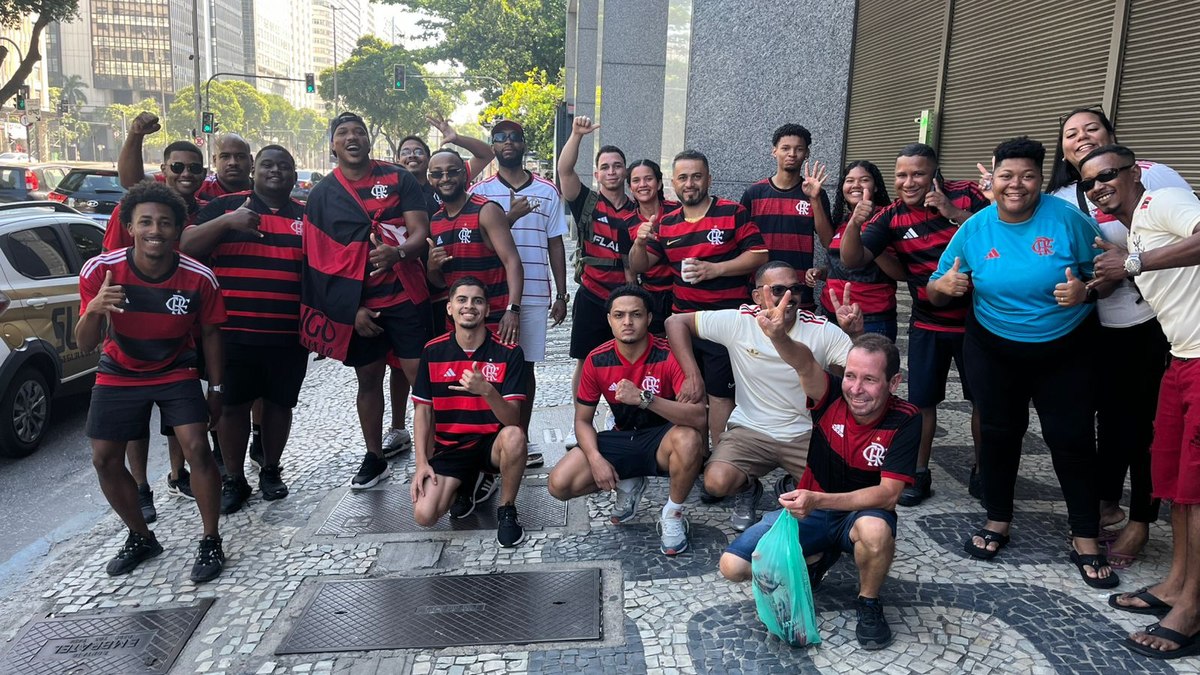 Torcida do Flamengo toma as ruas do Rio para receber os campeões