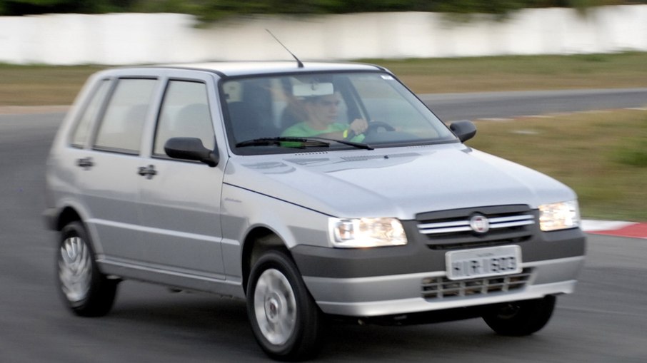 Fiat Uno é alto, confortável, pouca manutenção, econômico e espaçoso 