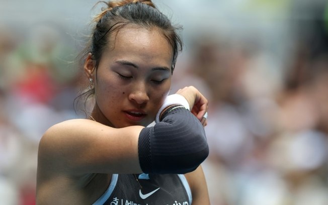 A chinesa Zheng Qinwen, após ser eliminada do Aberto da Austrália A chinesa Zheng Qinwen, após ser eliminada do Aberto da Austrália
