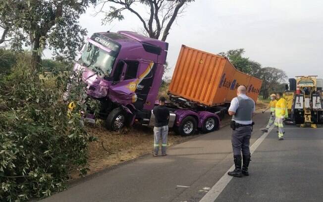 Motorista de caminhão dorme ao volante e causa acidente na Campinas-Mogi