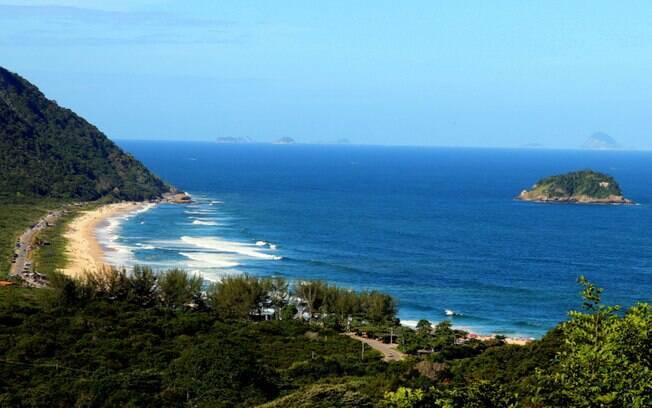 Com a chegada do verão e do final do ano, os destinos de praia estão em alta. Uma aposta é Grumari, uma praia sem muvuca no Rio de Janeiro
