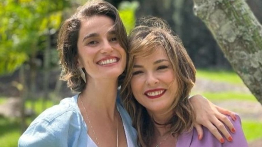 Fãs de Clara e Helena de 'Vai na Fé' apertam Globo para cenas de beijo