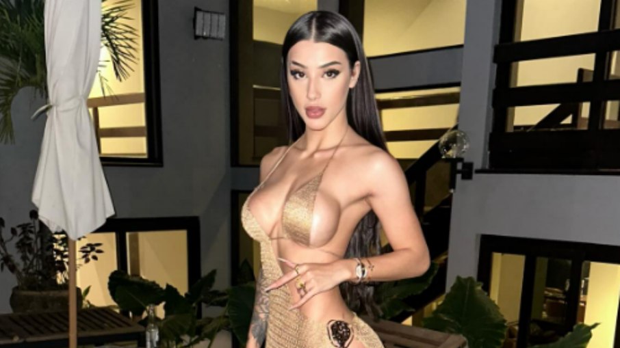 Bira Miranda exibe decote ousado
