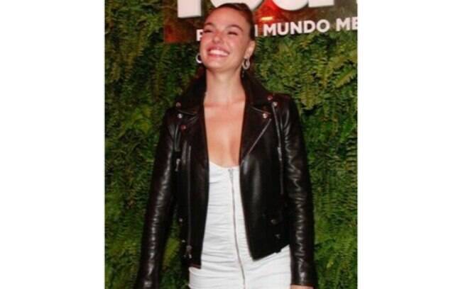 Isis Valverde usa jaqueta de couro RIR