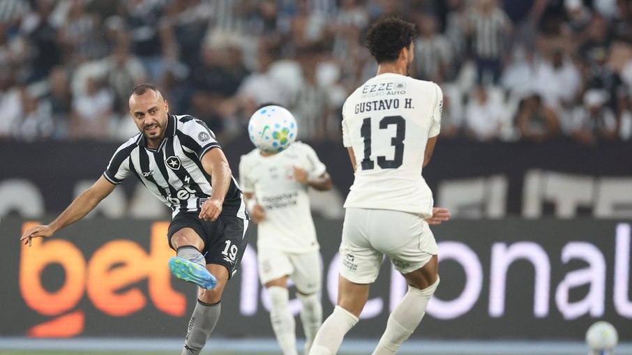 Com hat-trick, Botafogo bate Corinthians e coloca rival no Z4 Com hat-trick, Botafogo bate Corinthians e coloca rival no Z4