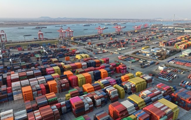 Vista aérea de contêineres no Porto de Nanquim, Província de Jiangsu, China, 4 de fevereiro de 2025