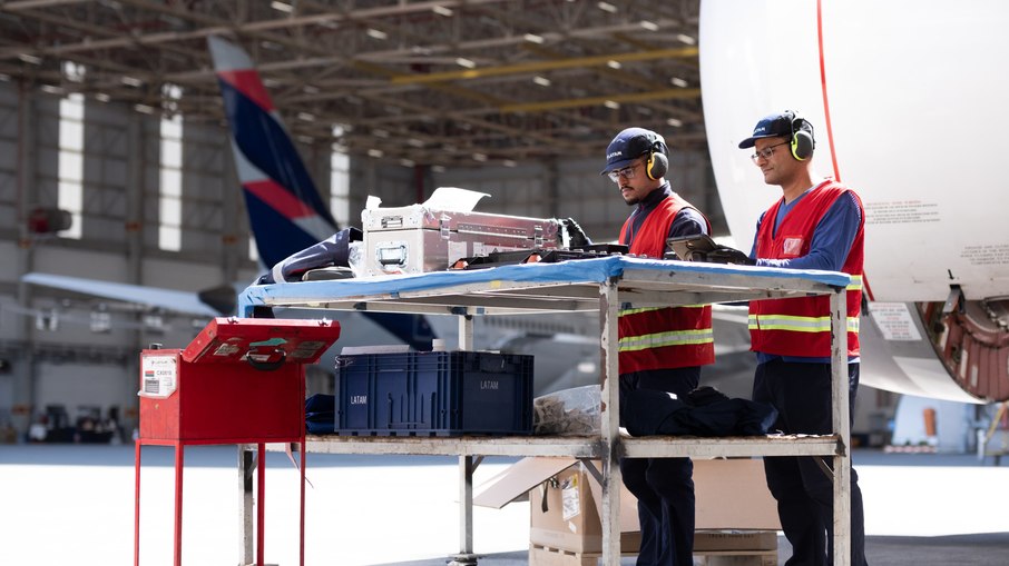 Manoel Lourival da Silva e Manoel Lourival  trabalham na manutenção de aviões em Guarulhos