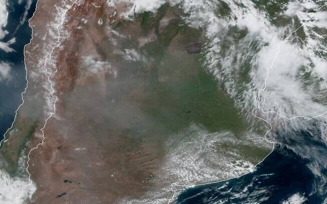 Imagem de satélite mostra coluna de fumaça dos incêndios na Austrália cobrindo Chile e Argentina