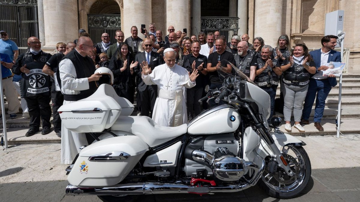 BMW R 18 Transcontinental assinada e abençoada pelo Papa Leão XIV BMW R 18 Transcontinental assinada e abençoada pelo Papa Leão XIV